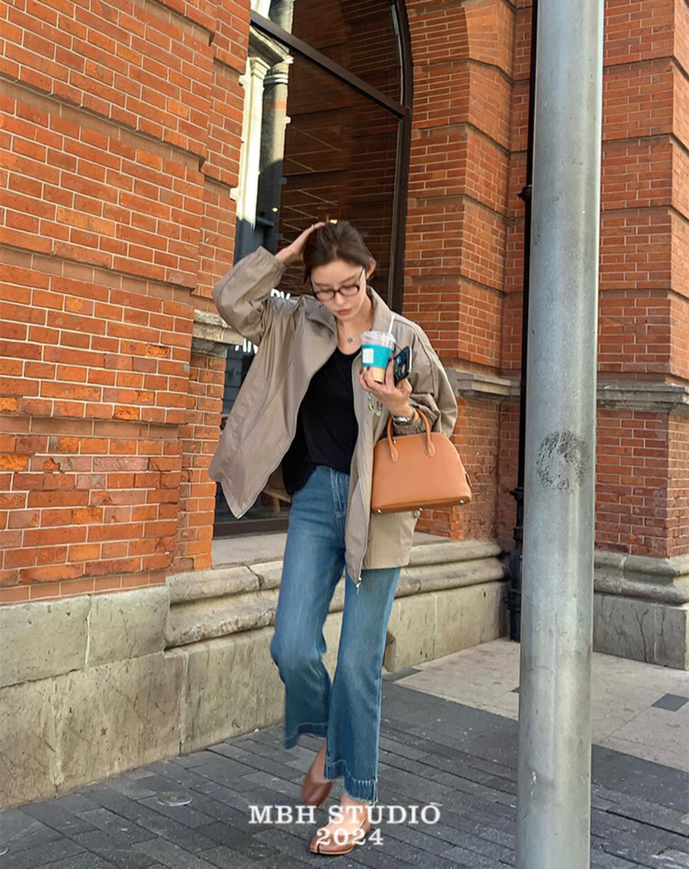 MBH Top Grain Leather Litchi Pattern Large Shell Bag Stylish Versatile Handbag with Shoulder Strap and Lock - Image 2