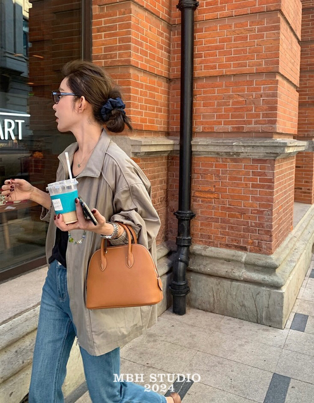 MBH Top Grain Leather Litchi Pattern Large Shell Bag Stylish Versatile Handbag with Shoulder Strap and Lock - Image 4